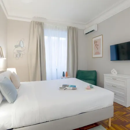 Piramide Deluxe Apartment *