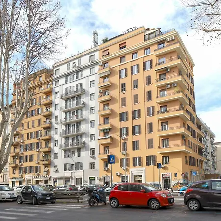 Piramide Deluxe * روما